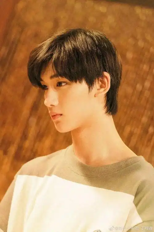 15岁丁程鑫现状 竟然活得这么通透(26)