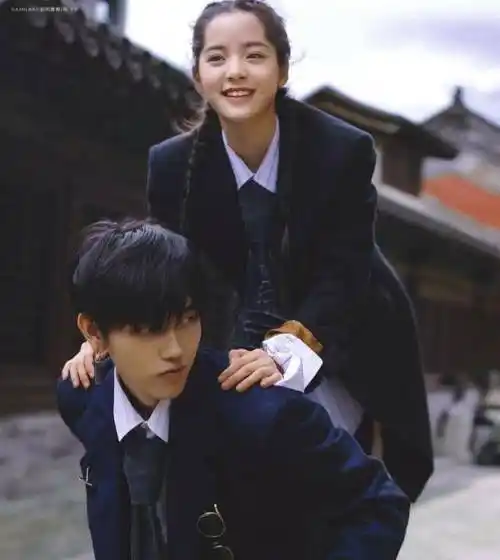 欧阳娜娜和王源时尚大片,同穿"情侣装"太甜了,少男少女真养眼_穿着
