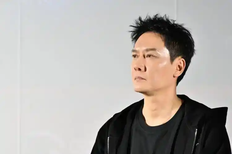 演员冯绍峰谈到5岁儿子,眼圈红了