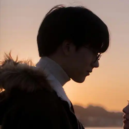 最新情侣头像一人一张真人照片因为懂得的以喜欢