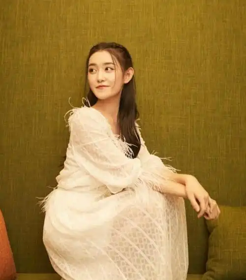 旋风少女蒋依依裙子上加蒲公英美到炸17岁太会穿