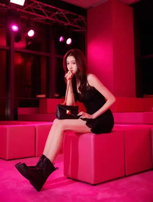 关晓彤的私服穿搭小黑裙超酷