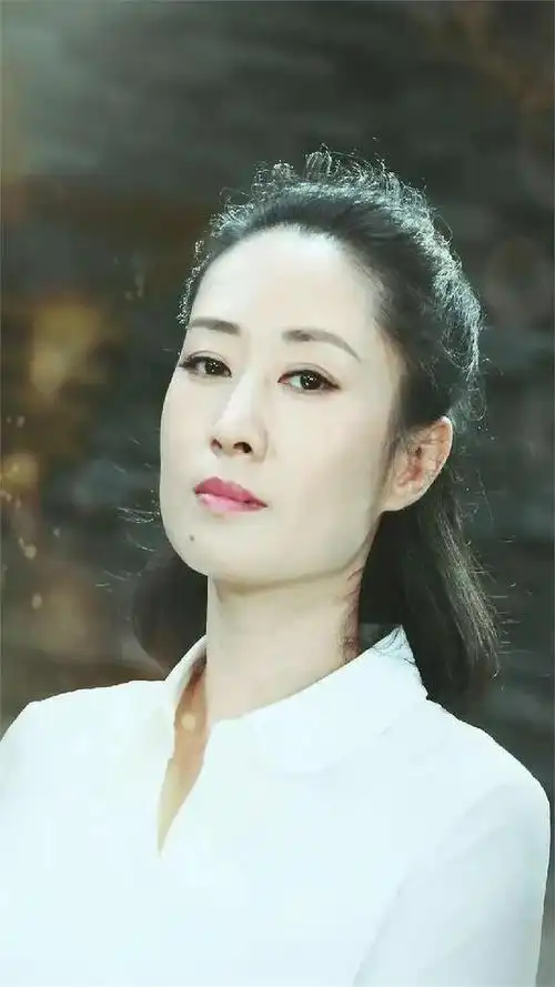 与身价上亿的富豪老公离婚了,是因为37岁的刘敏涛买了一根冰淇淋.