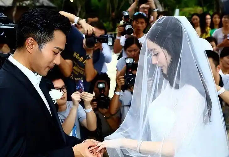 自从2012年,刘恺威面对媒体主动爆料,亲口承认自己在和小12岁的杨幂谈