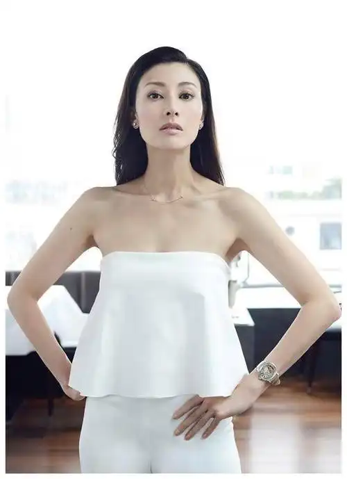 年过半百的李嘉欣近照曝光身材依旧火辣