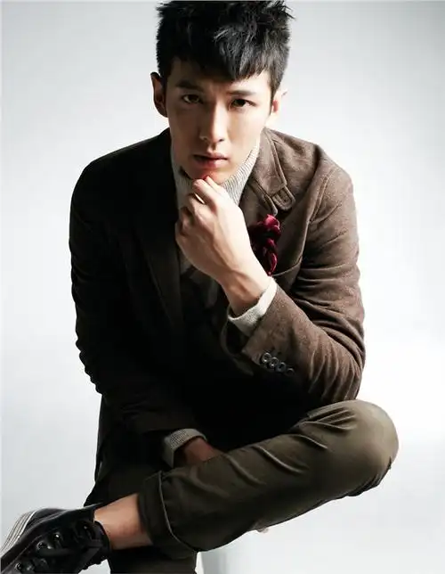 求柯震东这个发型组图.最主要是正面背面和侧面都有