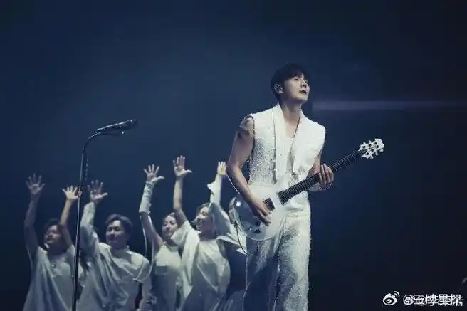 老李你好会准备惊喜 李荣浩手臂肌肉好绝啊 建议以后每场都穿深v