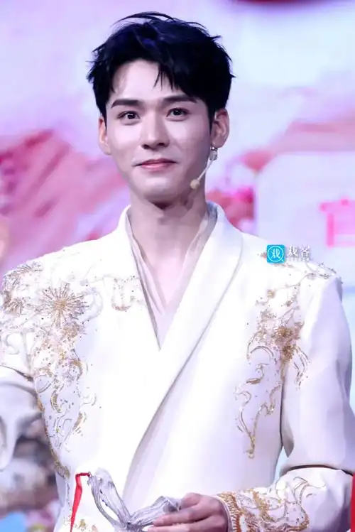 戛纳红毯无人采访,龚俊自问自答全扯上吃和挣钱