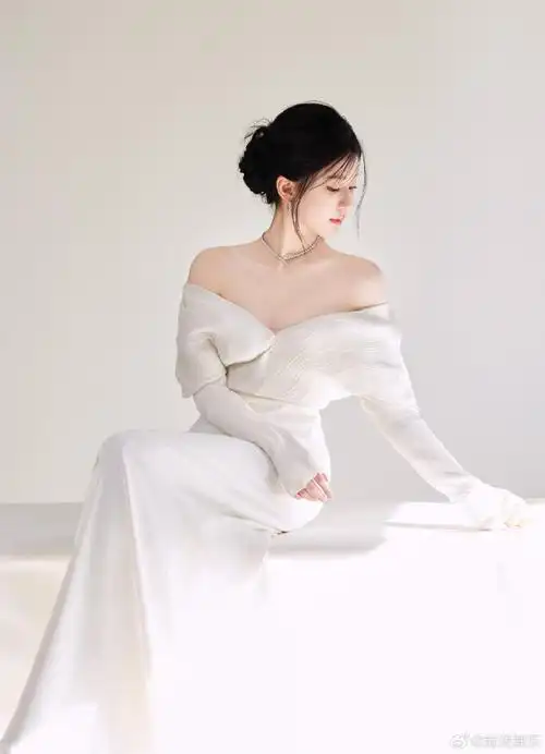 赵露思白色v领连衣裙