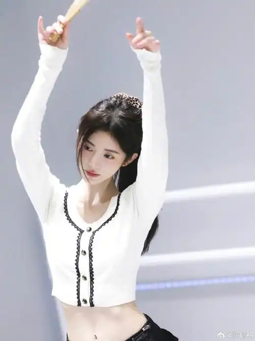 鞠婧祎露腰练舞花絮##鞠婧祎高马尾配白色针织衫