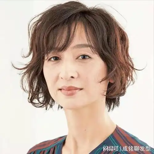 40-50岁轻熟女必备,洋气发型大揭秘!|卷发|减龄|脸型|微卷_网易订阅