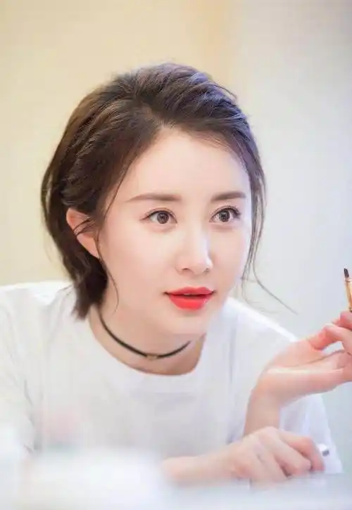 舒畅新短发造型出炉,这发型比原来的波波头短发还要年轻10岁!