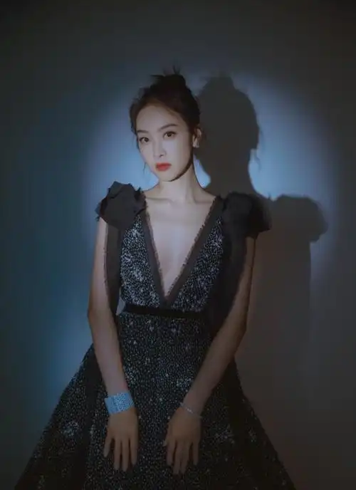 宋茜身穿黑色"深v"裙大秀天鹅颈,性感迷人,衣品太优秀