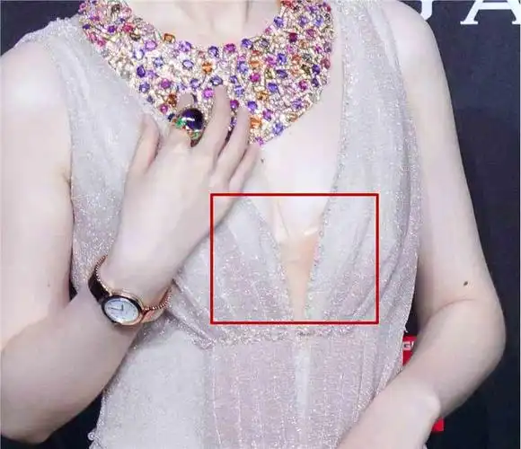 蒋梦婕难得性感,却内衣外露遭遇尴尬!大深v礼服应该怎么搭?