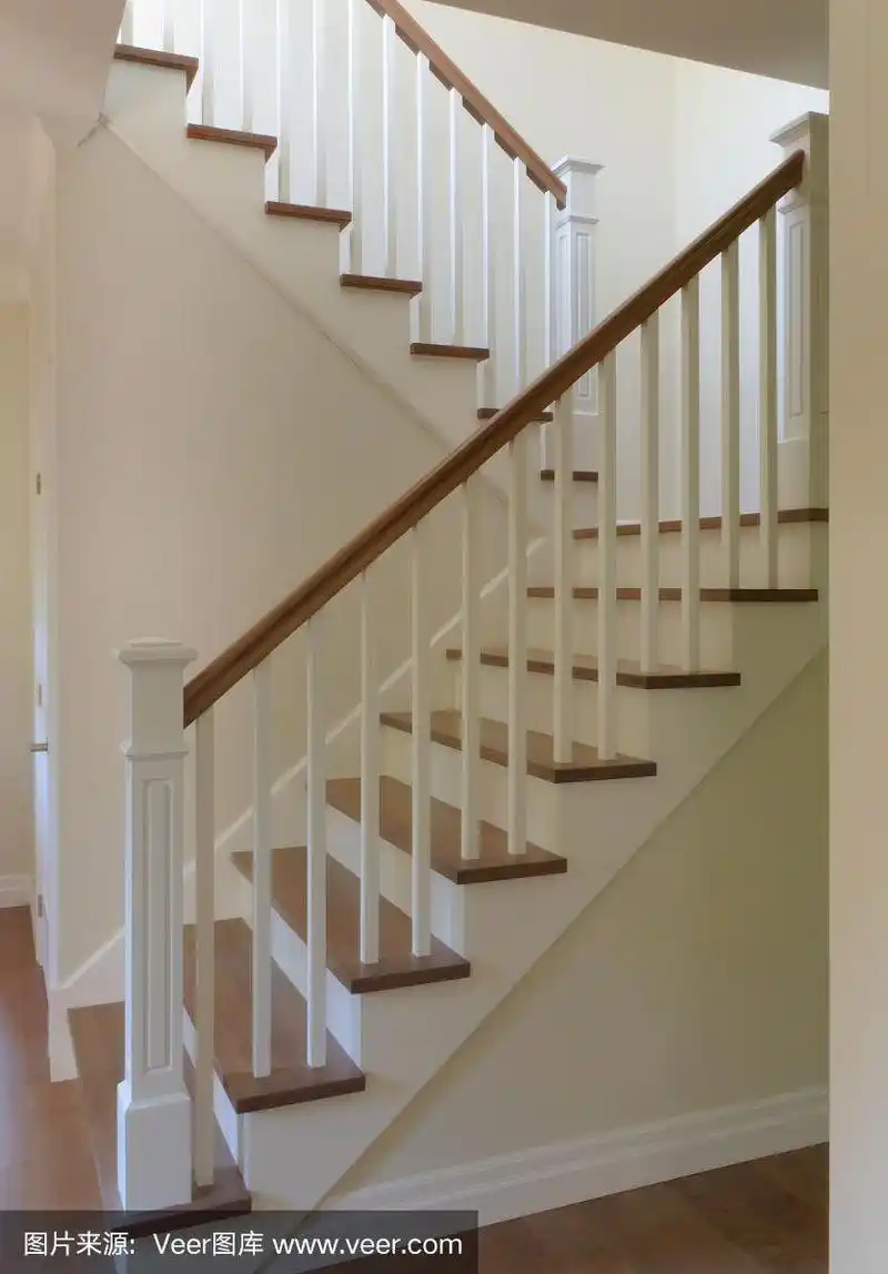 白色楼梯古典风格的硬木台阶现代扶手楼梯