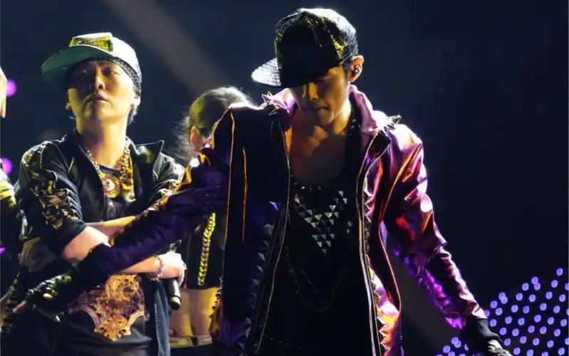 2014年周杰伦在广州和歌迷一起大合唱黑色毛衣