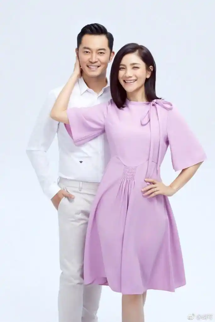 胡可沙溢晒草坪恩爱照,称幸福有时候也挺简单