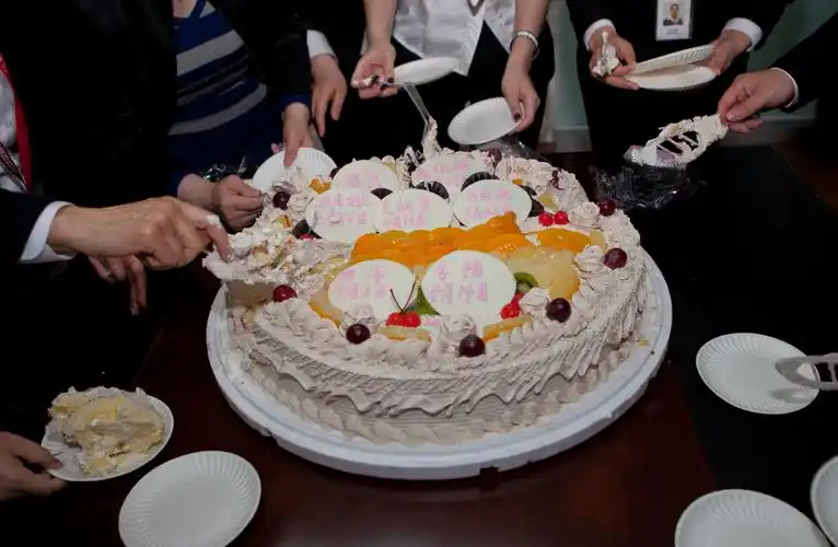 企业发展再迈步生日聚餐显真情