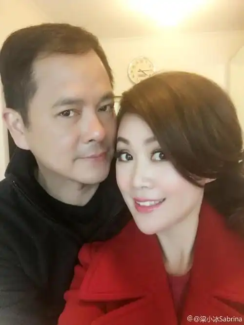 55岁陈嘉辉和49岁梁小冰近照相爱26年零绯闻儿子帅气懂事