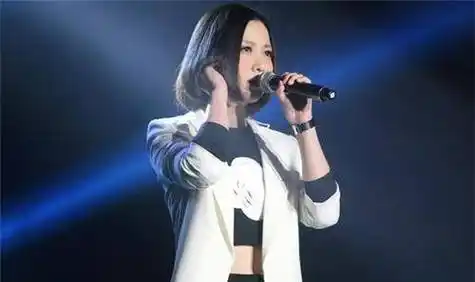 歌手姚贝娜已去世6年,祭拜者仍络绎不绝,墓前的铜像布满了鲜花