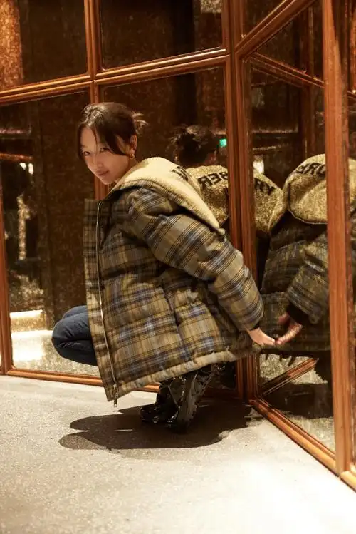 周冬雨个子虽小但气场却很强卫衣牛仔裙加长靴简单时髦腿好长