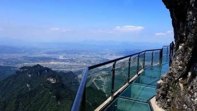 宜春明月山青云栈道n青云栈道拥有"绝壁览胜"一大景观,位于海拔1700米