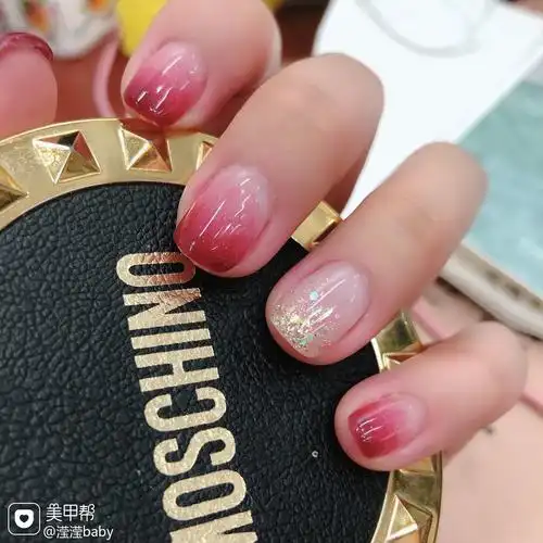 银色红色方圆形短指甲渐变跳色一个平平无奇的渐变美甲图片