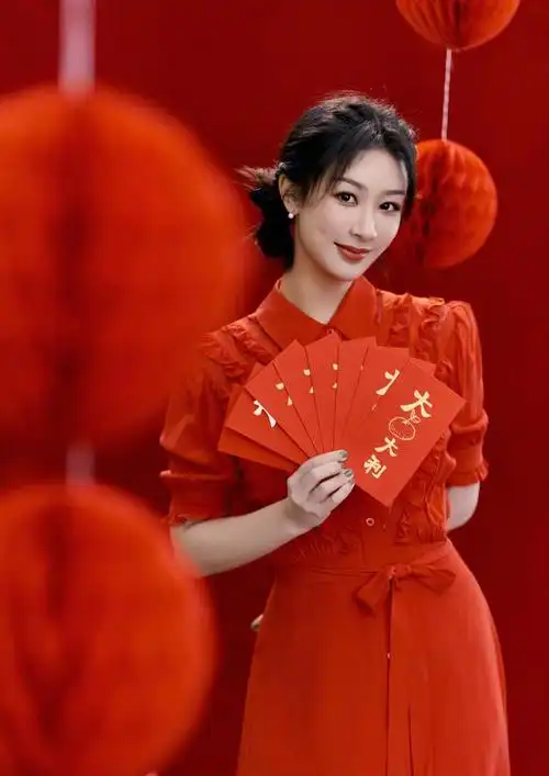 杨紫越来越漂亮了!红色大衣上身特别配呢!