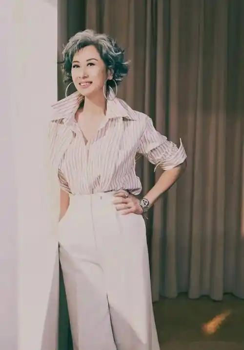 看了叶倩文的老年装扮后我悟了白发不染穿衣不花才更优雅