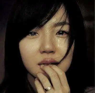 求笑着哭的女生图片要唯美真人