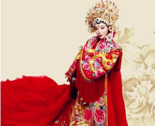 其实李玉刚化起妆,扮起古装的时候真的是非常好看,这也证明他当时在