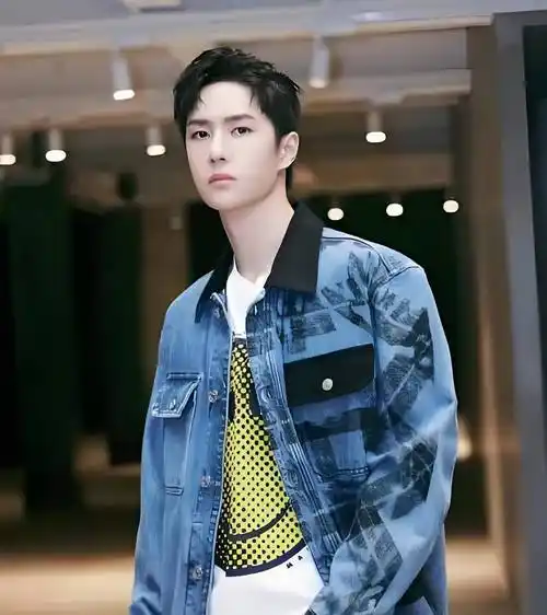 娱乐圈八卦王一博与粉丝互动霸屏热搜榜胡歌坦然面对白发