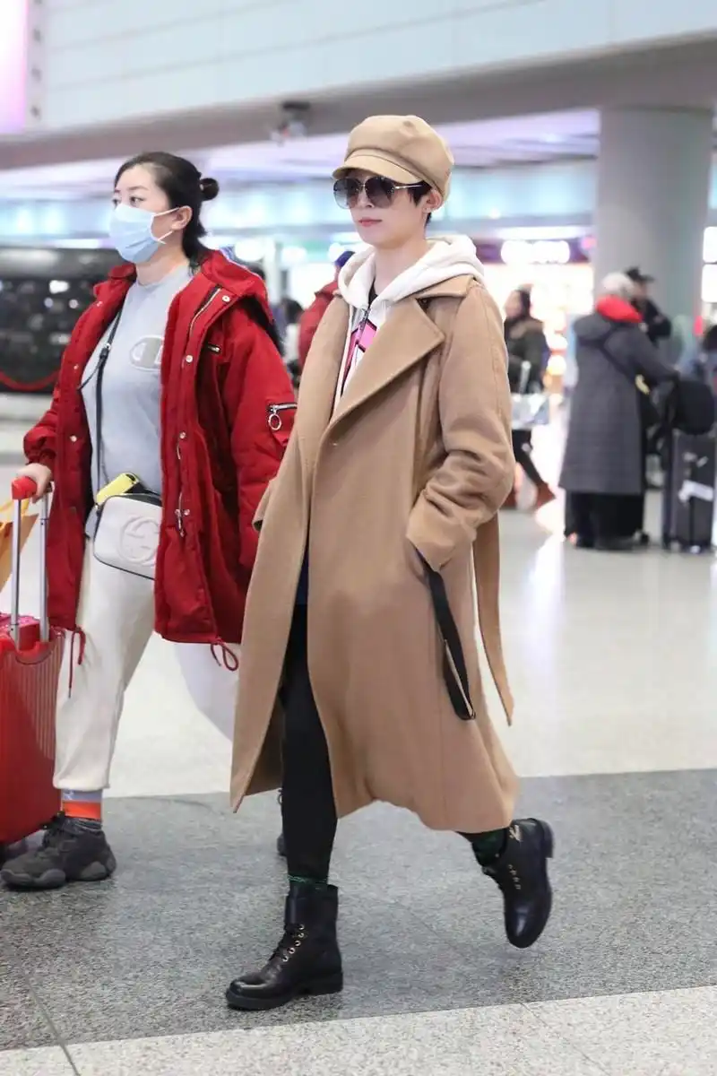 原创谢楠奶茶色毛衣走机场,搭配玉坠优雅大方,干练短发衬出小巧脸庞