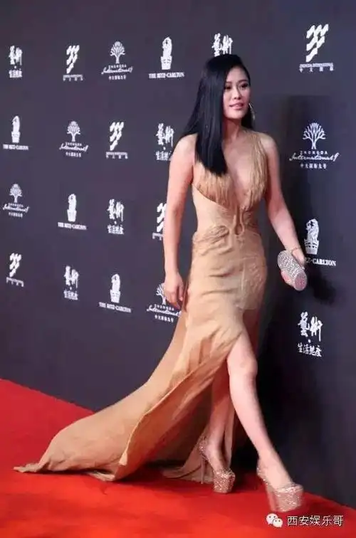 袁娅维的现身估计让之前的黄奕和巩新亮都暗自气炸了吧,不过一个商场