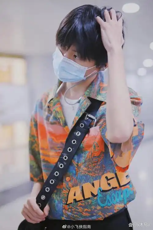 马嘉祺花衬衫身材棒棒滴