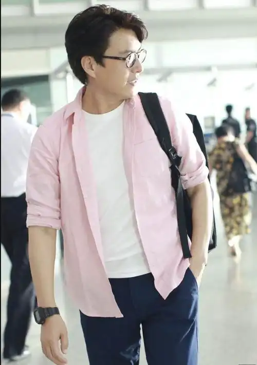 靳东戴眼镜穿粉色衬衫搭配黑色裤子现身机场帅气十足大长腿好细