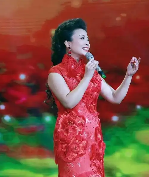 春晚歌唱家张也:曾与周深同台演唱,55岁依旧单身,至今无子无女 - 聚缘