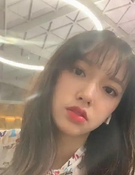 程潇不满网友"生图",原生态相机下自拍,"桃花唇"超美了!_手机搜狐网