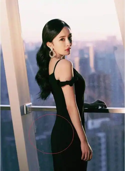 翻车了,33岁的杨幂垫臀发生了位移,原来少女妈也怕输