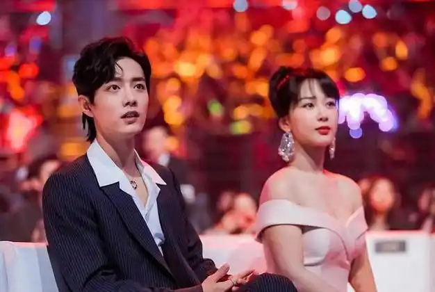 狗仔曝杨紫有男友还住同小区紫粉立马速辟谣志在事业无恋情