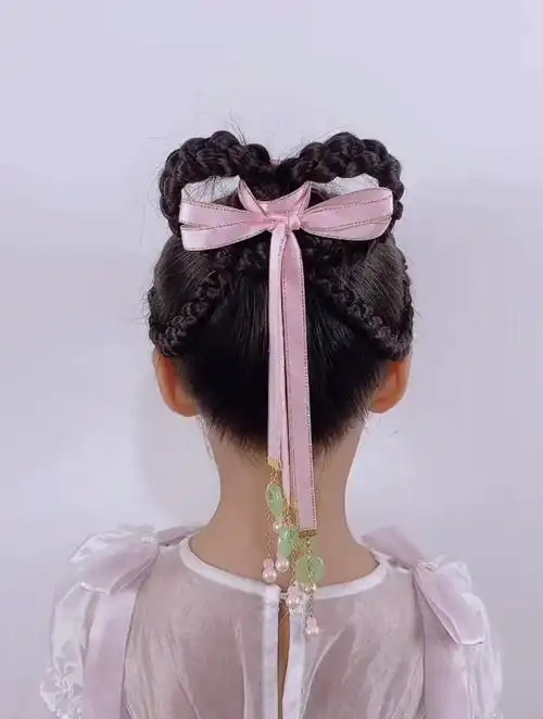 小女孩发型简单扎法,我给祖国比个心,汉服发型简易发型-度小视