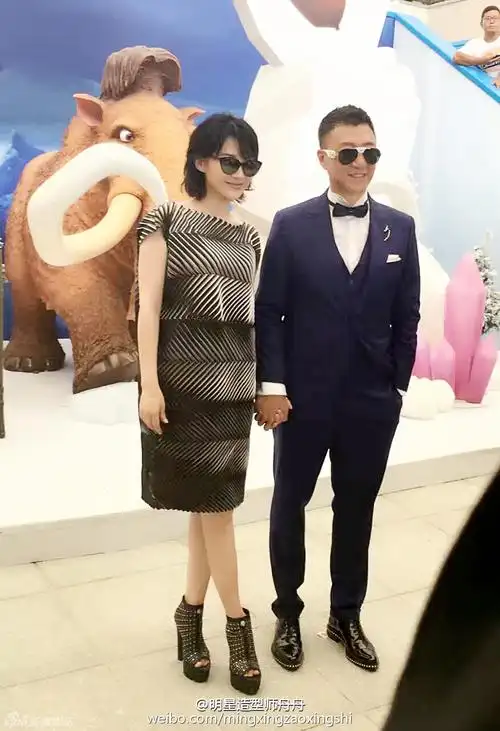 组图:许晴合影孙红雷美丽大方 腿上还有蚊子包