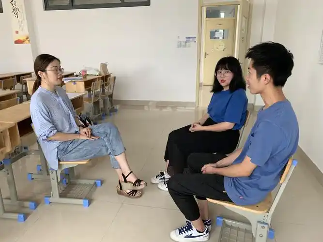 刘晗琦同志在和学生交流谈心