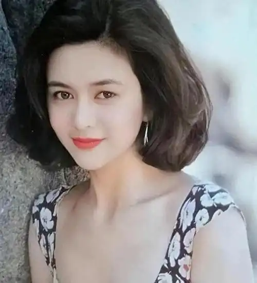 据报道,关之琳在社交媒体上分享了一组自己巅峰时期的泳装照片,引发了