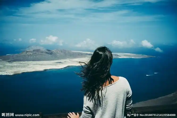 深蓝色的大海图片