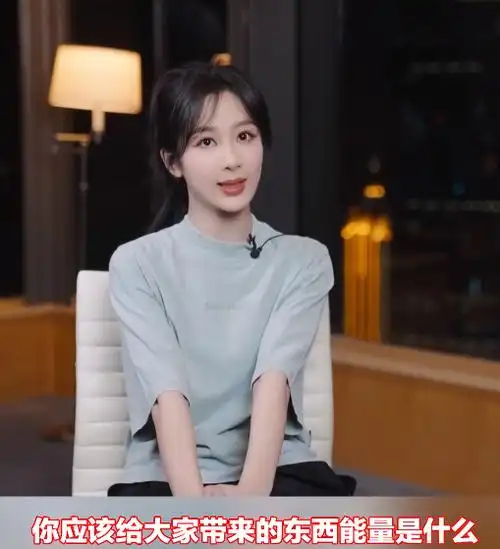 杨紫去参加活动,一位妈妈带着女儿走过来,"我们全家都支持她追你,你能