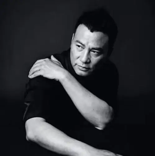 穿牛仔裤的安吉鲁