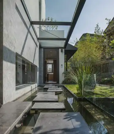 自建别墅房外墙玻璃围墙设计图片 私人庭院景观全玻璃墙效果图-秀居网