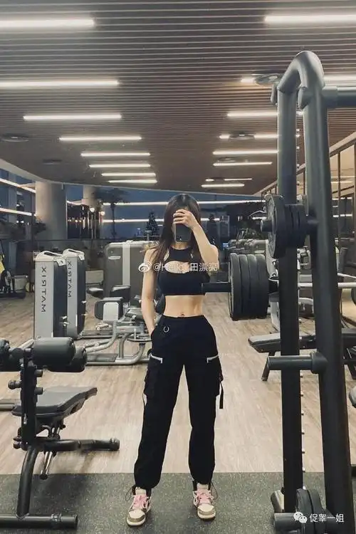 95后健身辣妹晒性感酥胸细腰大长腿网友什么极品girl