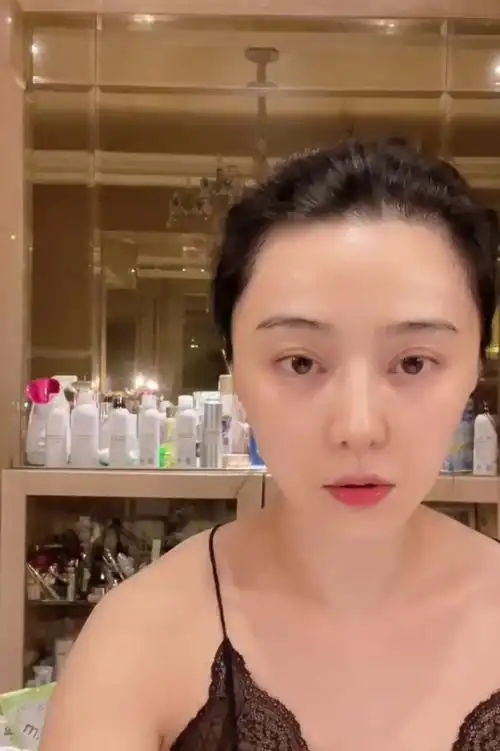 组图:范冰冰素颜揭秘自己的出街妆容 竟然用牙刷梳眉毛_高清图集_新浪